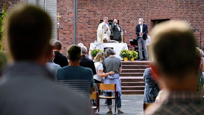 Немецкие священники бросают вызов Ватикану, чтобы благословить гей-пары