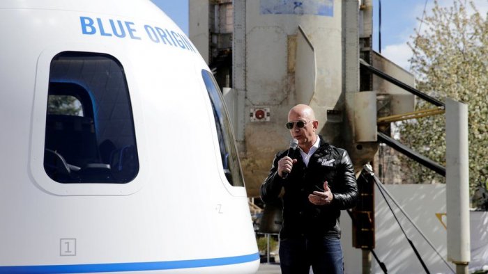 Джефф Безос и брат отправятся в космос в полете Blue Origin