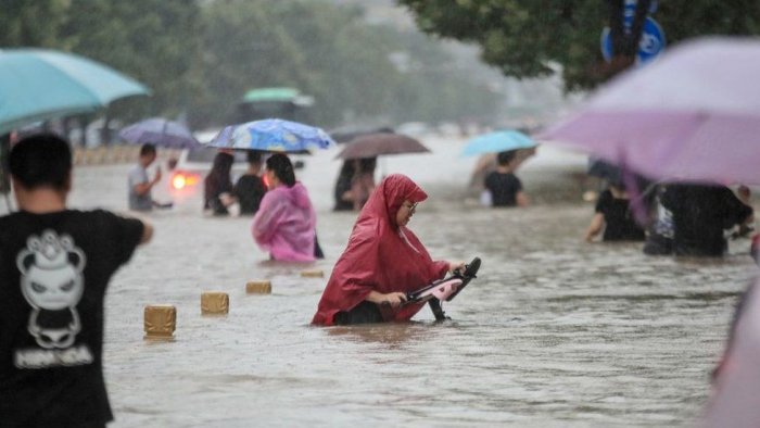 Наводнение в Китае: 12 человек погибли в поезде Чжэнчжоу и тысячи людей были эвакуированы в провинции Хэнань